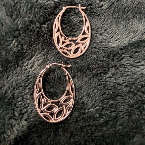 STERLING SILVER OVAL HOOP TEAR DROP DETAIL EARRINGS - Picture 11 of 13